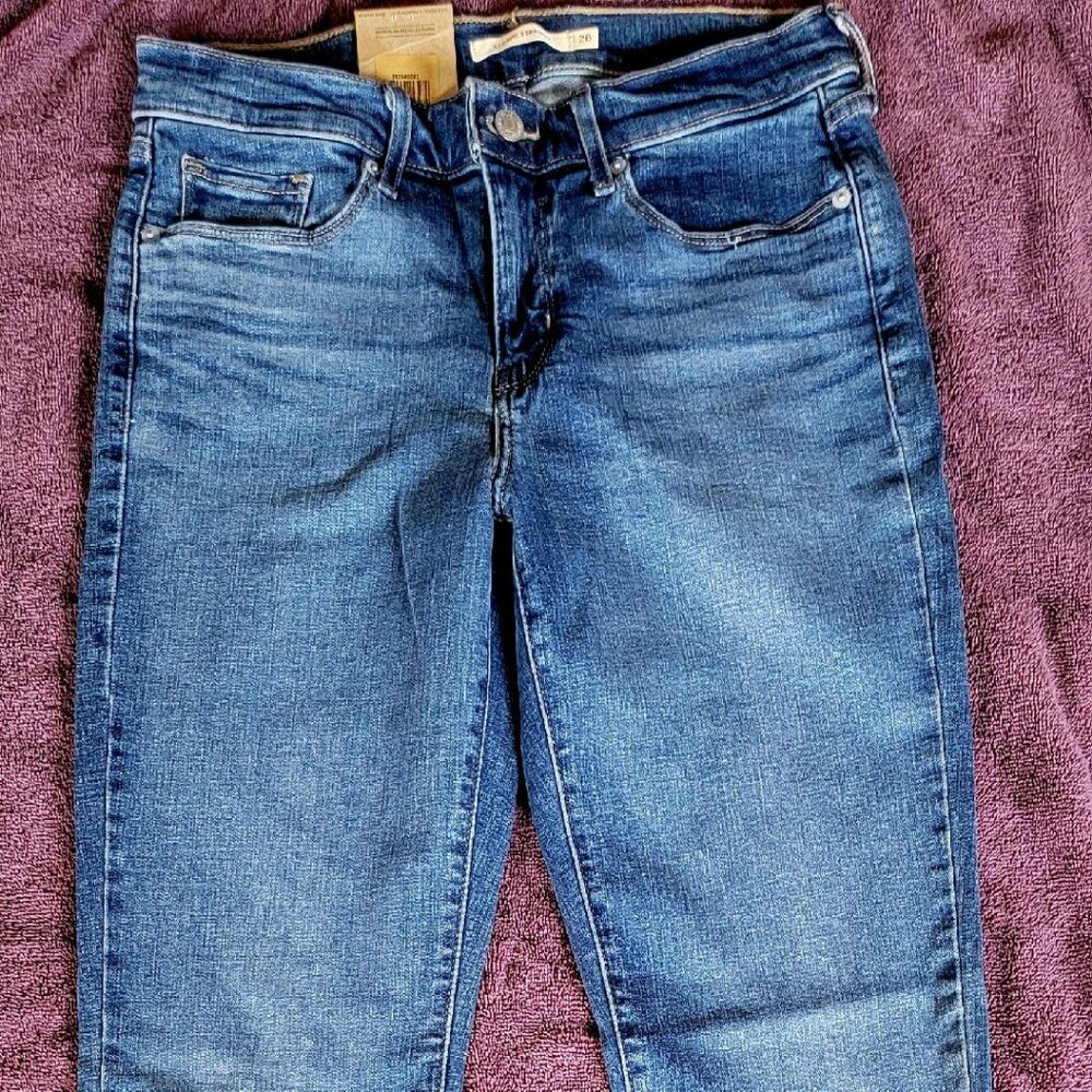 NEVER WORN, TAGS Women's Levi's  Classic Straight Jeans, 6 Medium, W28, L30
